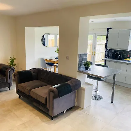 Modern Family Home With Off-Road Parking Cardiff Esterno foto