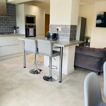Modern Family Home With Off-Road Parking Cardiff Esterno foto