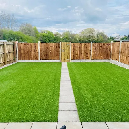 Modern Family Home With Off-Road Parking Cardiff Esterno foto