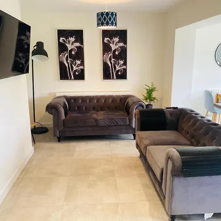 Modern Family Home With Off-Road Parking Cardiff Esterno foto